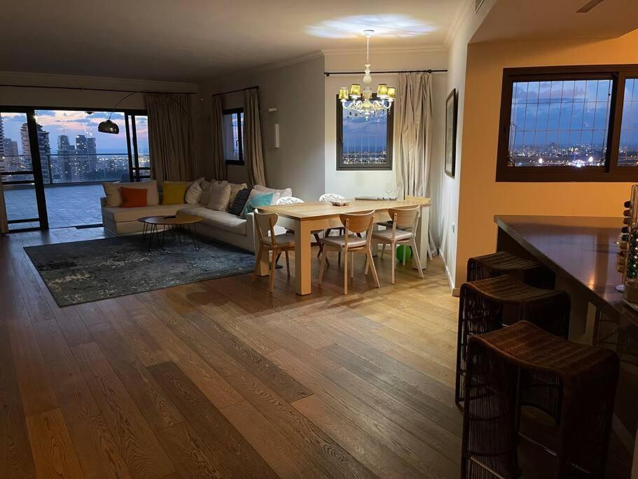 Beautiful Penthouse W/Amazing View, Prime Location Apartman Ramat Gan Kültér fotó
