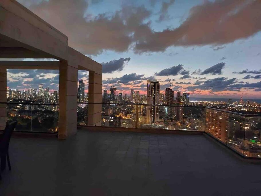 Beautiful Penthouse W/Amazing View, Prime Location Apartman Ramat Gan Kültér fotó